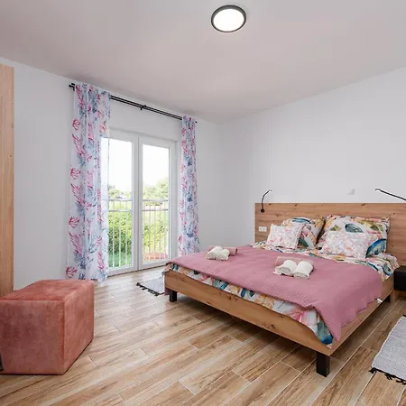 Holiday home Lovely In With Outdoor Swimming Pool Zadar