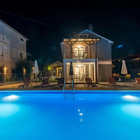 Lovely In With Outdoor Swimming Pool Zára