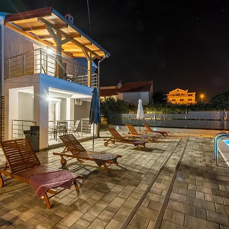 Nyaraló Lovely In With Outdoor Swimming Pool