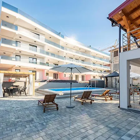 Lovely In With Outdoor Swimming Pool Nyaraló Zára