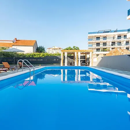 Lovely In With Outdoor Swimming Pool * Zára